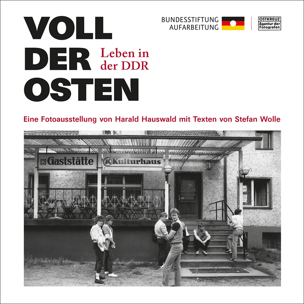 Fotoausstellung Voll der Osten. Leben in der DDR Plakat der Fotoausstellung von Harald Hauswald mit Texten von Stefan Wolle mit dem Titel „Voll der Osten. Leben in der DDR“. Zu sehen ist ein schwarzweiß Foto aus der DDR mit einer Gruppe von Jugendlichen vor einer Gaststätte. Mit dem Link öffnet sich ein