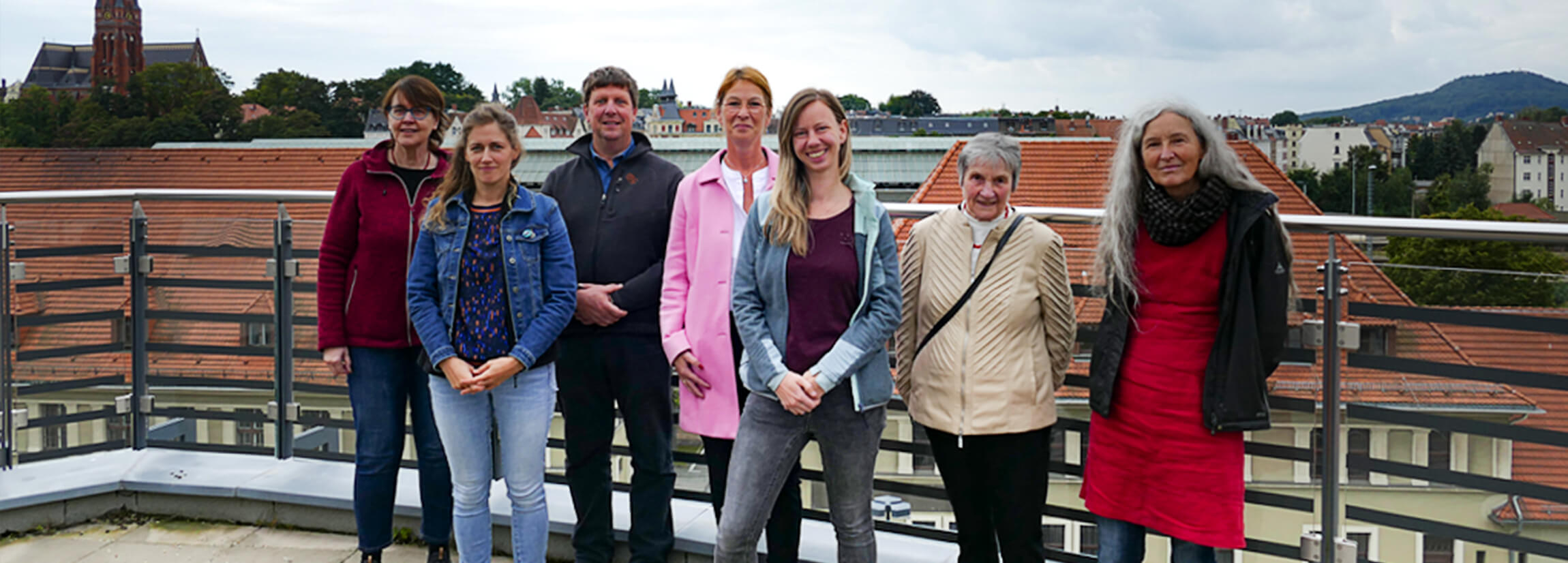 Gruppenbild von sieben Mitgliedern des Begleitausschusses auf der Dachterrasse des Landratsamtes in Görlitz. Mit dem Link öffnet sich eine größere Ansicht.