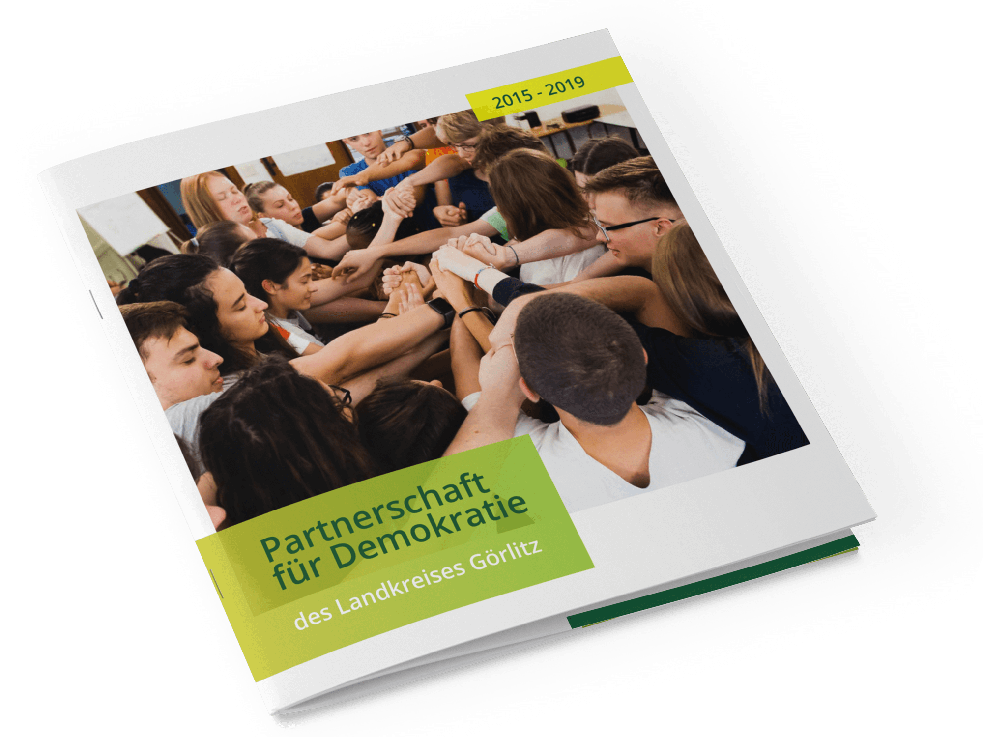 Cover der Broschüre „Partnerschaft für Demokratie des Landkreises Görlitz 2015 bis 2019“. Mit dem Link öffnet sich die Broschüre als Pdf in einer neuen Seite.