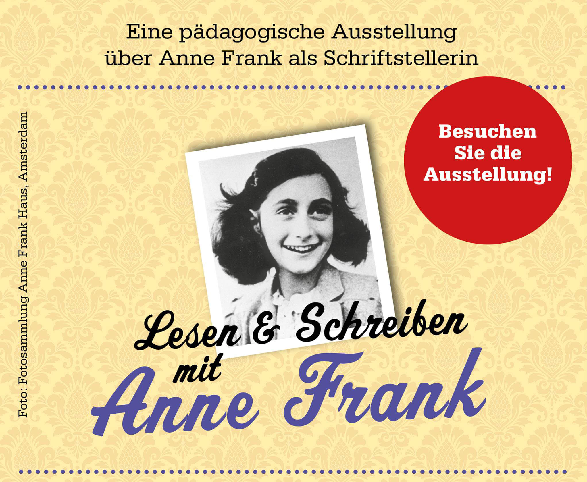 Abbildung eines schwarzweißen Fotos von Anne Frank auf dem Sie lächelnd zu sehen ist. Mit der Aufschrift: Lesen und Schreiben mit Anne Frank -  Eine pädagogische Ausstellung über Anne Frank als Schriftstellerin. Mit dem Link öffnet sich eine größere Ansic